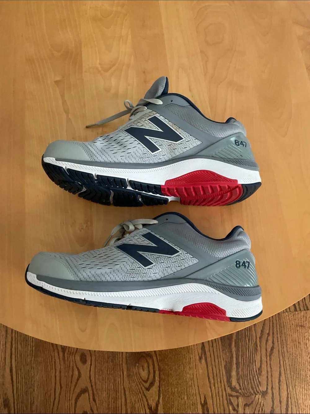 New Balance Men's 847 V4 Athletic Sneakers - Light Gray with Navy Accents